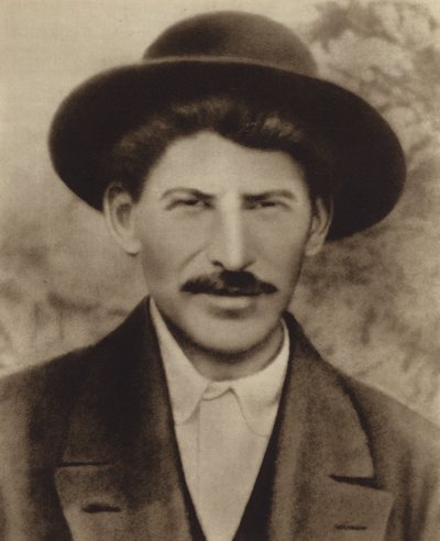 Joseph Stalin durante su exilio en Siberia, 1915 de Russian Photographer